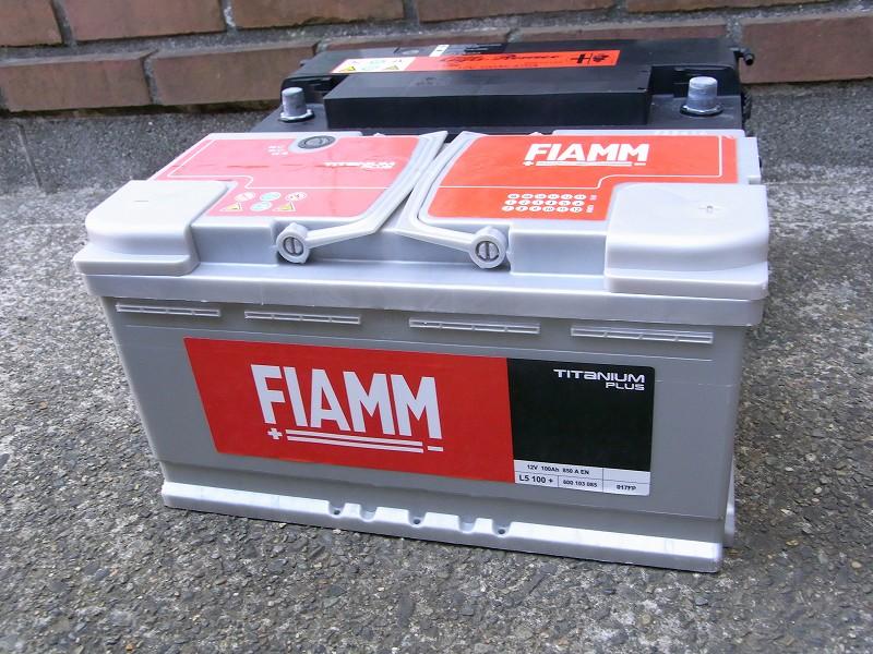 手前がFIAMMのバッテリー　奥が純正バッテリー