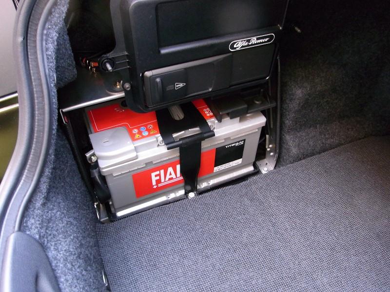 166はトランクルーム内に設置　100Aのバッテリーは重い！