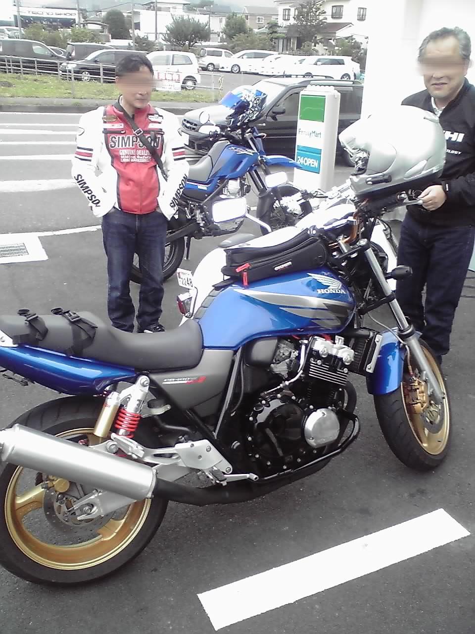 ファミマでCBとXT合流.jpg