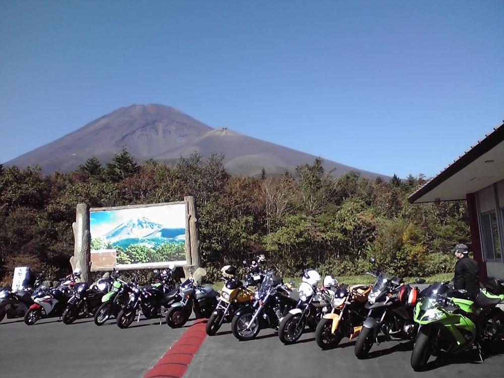 富士をバックに集合１スカイポート水ヶ塚_1012.jpg