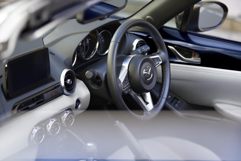 02_2020_roadster_st_int_whiteselection_l.jpg