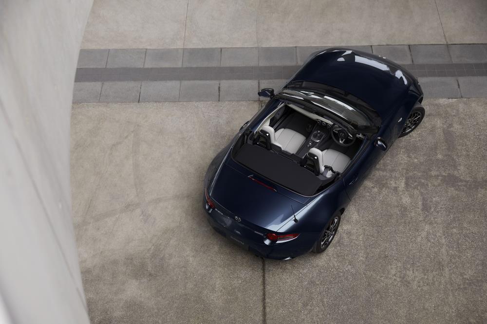 04_2020_roadster_st_ext_top_l.jpg