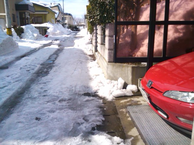 春近い家の前