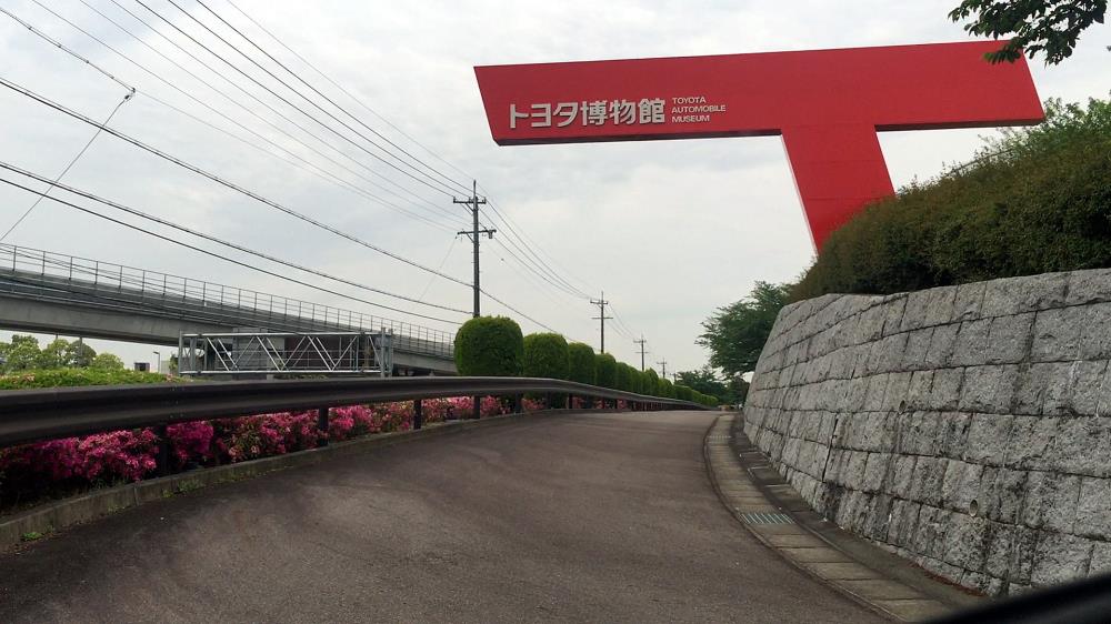 左はリニモ軌道右上にはTAMシンボル