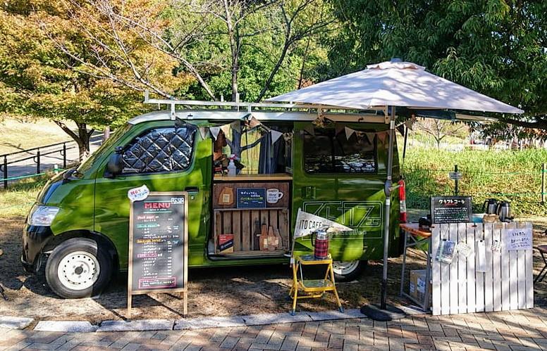 いとカフェ_キッチンカー 公園の風景.jpg