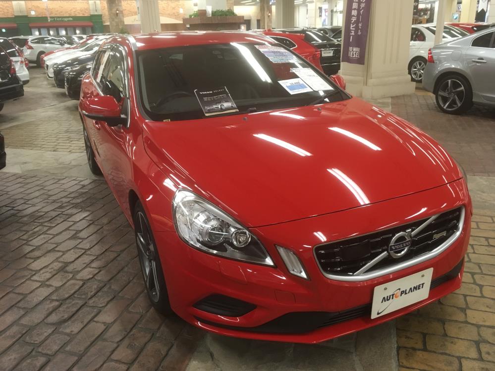 V60 T4 R-DESIGN.jpg
