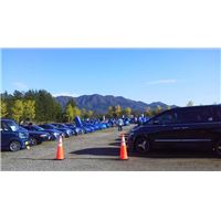 青い車の集まり.jpg