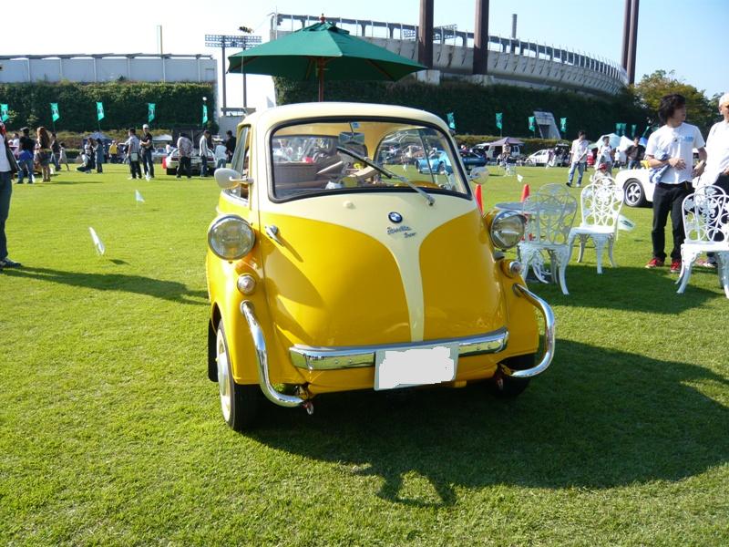 この車、ドアは前にあります。左にドアノブがあるでしょ！ガバッと前に開きます