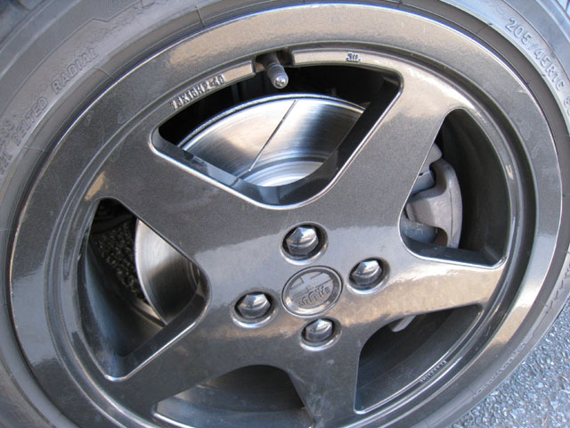 走行後のフロントブレーキ部