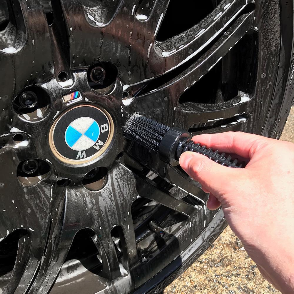 LUG NUT CLEANING BRUSH -使用中-