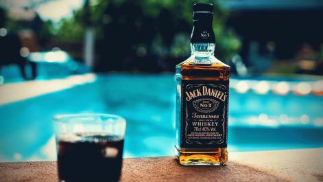 jack-daniel-s-by-the-pool_wallpprs-thumb-471x265-181488.jpg