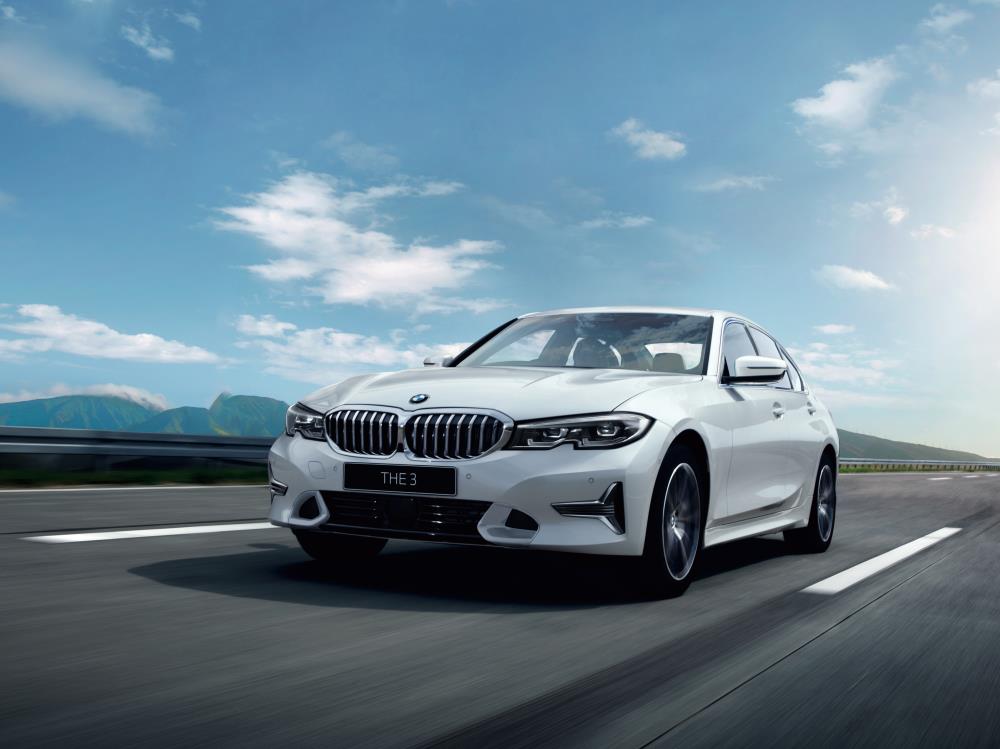 P90422720_highRes_bmw-group-japan-40th.jpg