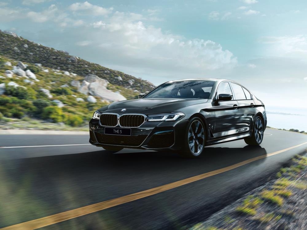 P90422726_highRes_bmw-group-japan-40th.jpg