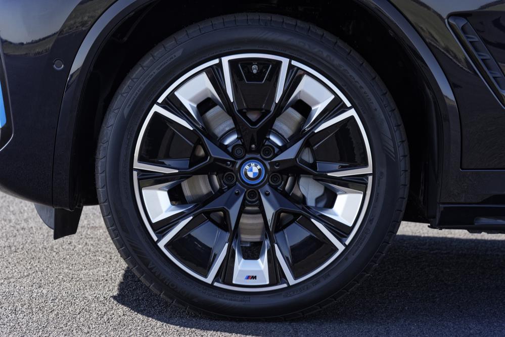 P90432181_highRes_the-new-bmw-ix3-8-20.jpg