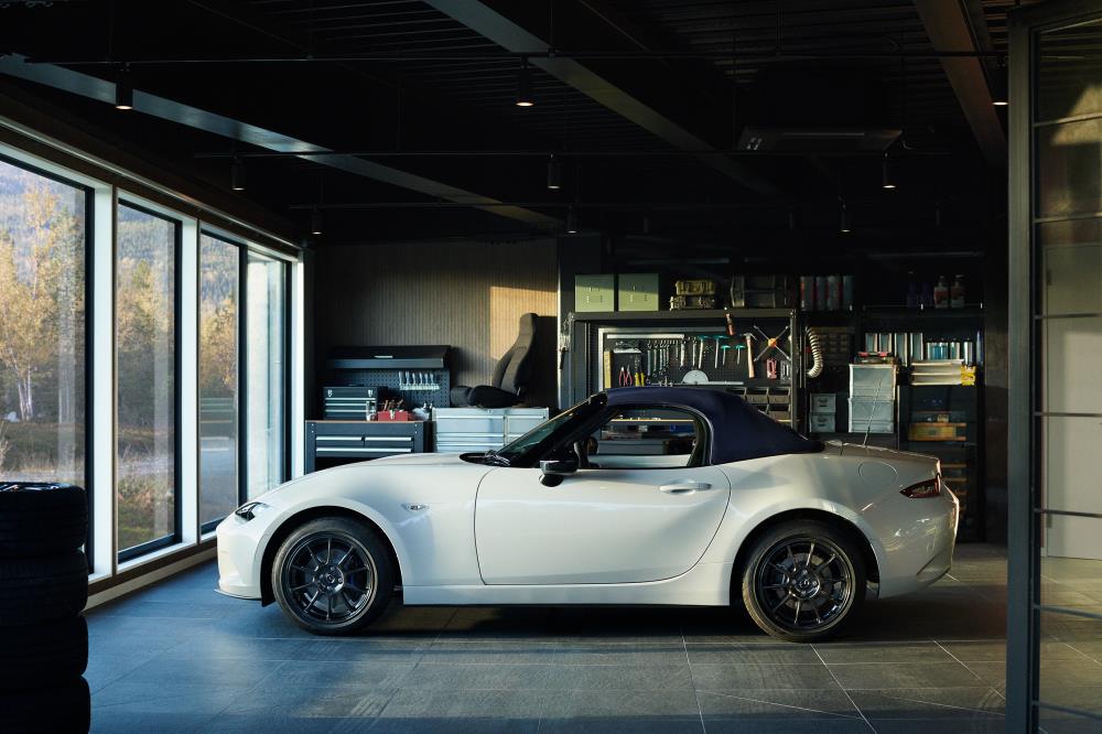 05_2021_roadster_st_990s_ext_side_l.jpg