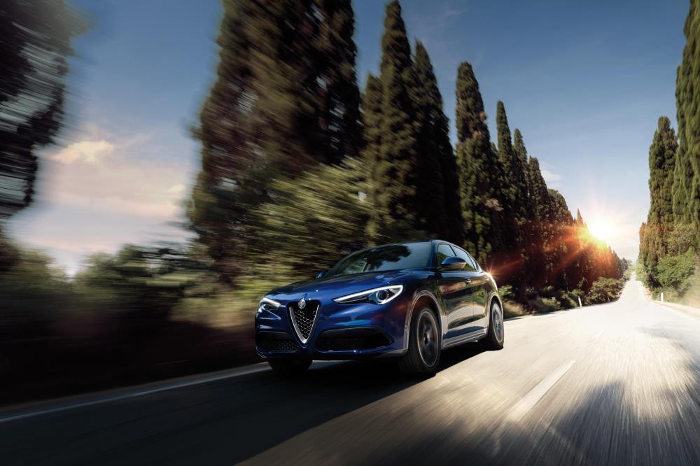2_Stelvio_My22_PSC5349_TI_0310a_BLUE.jpg