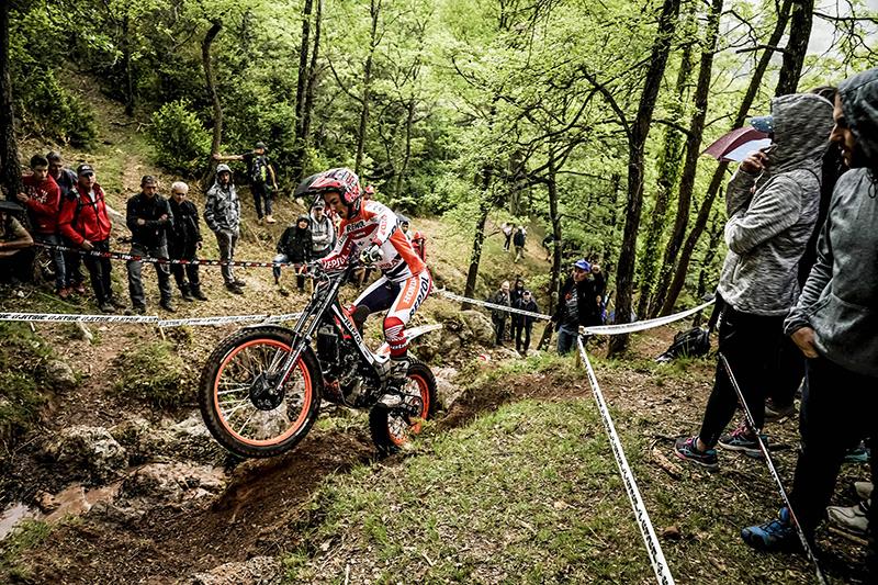 RepsolHondaTeam17_r1_Busto_5019_ps.jpg