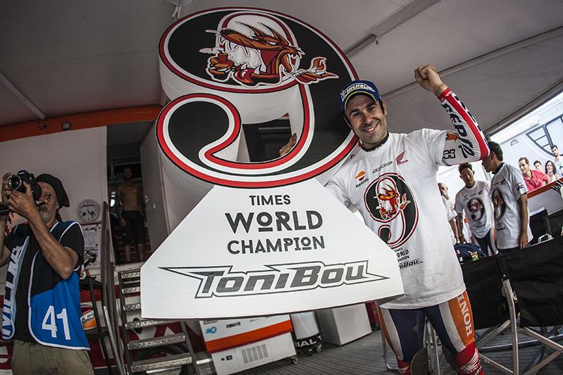TeamHRC15_RepsolHondaTeam_r8_Bou_0577_ps.jpg