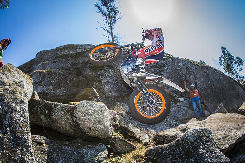 TeamHRC15_RepsolHondaTeam_r8_Fujinami_0502_ps.jpg