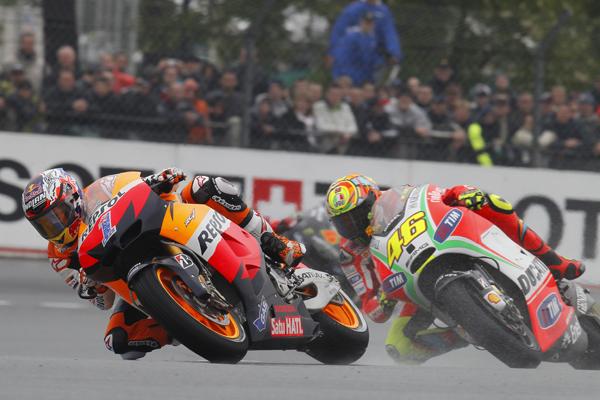 ストーナーとロッシの激しい2位争い